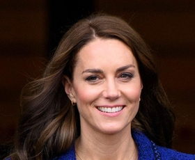 Kate Middleton osupnila s črnimi hlačami in kraljevsko modrim vintidž Chanelovim suknjičem, ki je njen najlepši doslej