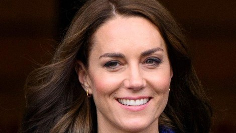 Kate Middleton osupnila s črnimi hlačami in kraljevsko modrim vintidž Chanelovim suknjičem, ki je njen najlepši doslej