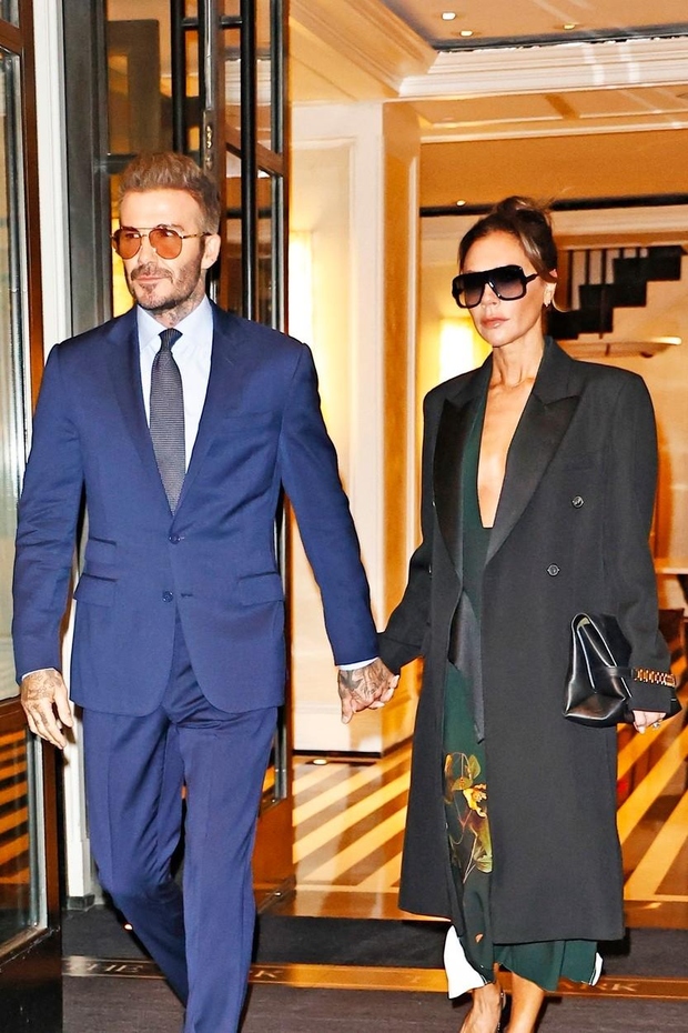Modna oblikovalka je za večer v New Yorku z možem Davidom Beckhamom nosila zeleno obleko z globokim dekoltejem. Za čevlje …