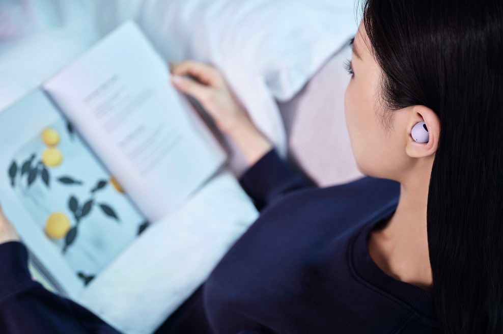 Popestrite sive jesenske dni z brezžičnimi slušalkami Galaxy Buds2 Pro (foto: Samsung)
