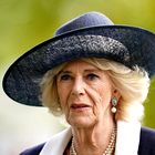 Kraljica Camilla na dirkališču Ascot nosila eleganten modro-bel videz s perlami in čudovito Chanelovo torbico