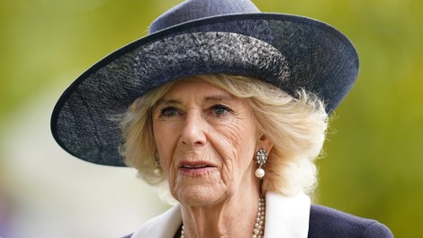 Kraljica Camilla na dirkališču Ascot nosila eleganten modro-bel videz s perlami in čudovito Chanelovo torbico