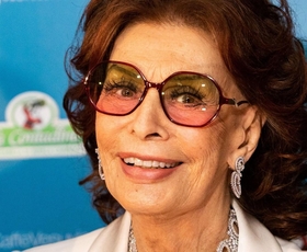 Modna in lepotna ikona Sophia Loren pri 88 letih na rdeči preprogi blesti v povsem belem videzu