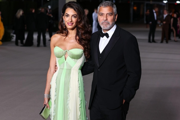 Amal Clooney je nosila zeleno obleko iz svilenega tila brez naramnic z draperijo in volančki. Njeno plapolajočo obleko je dejansko …