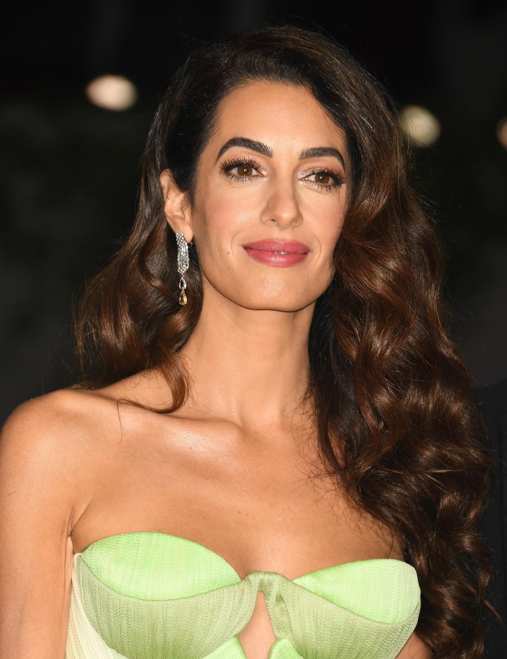 Zdi se, da Amal Clooney obožuje modo in se igra z njo, pogosto nosi stvari, ki so zelo modne. Za …