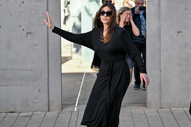 Italijanska igralka je nosila črno midi obleko na preklop, ki se ob strani zaveže s pentljo. Je univerzalen model, ki …