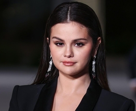 Selena Gomez potrjuje, da je edini plašč, ki ga potrebujete za jesen 2022, ta plašč v moškem slogu znamke Mango