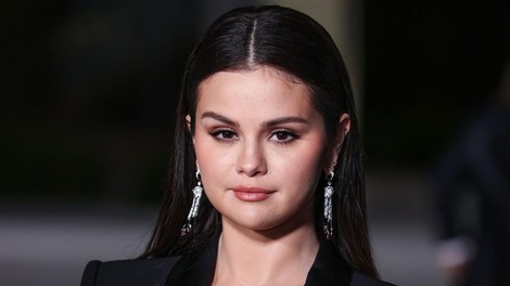 Selena Gomez potrjuje, da je edini plašč, ki ga potrebujete za jesen 2022, ta plašč v moškem slogu znamke Mango