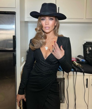 Jennifer Lopez nosila dolgo krilo, pod katerim morajo ženske vedno nositi boksarice