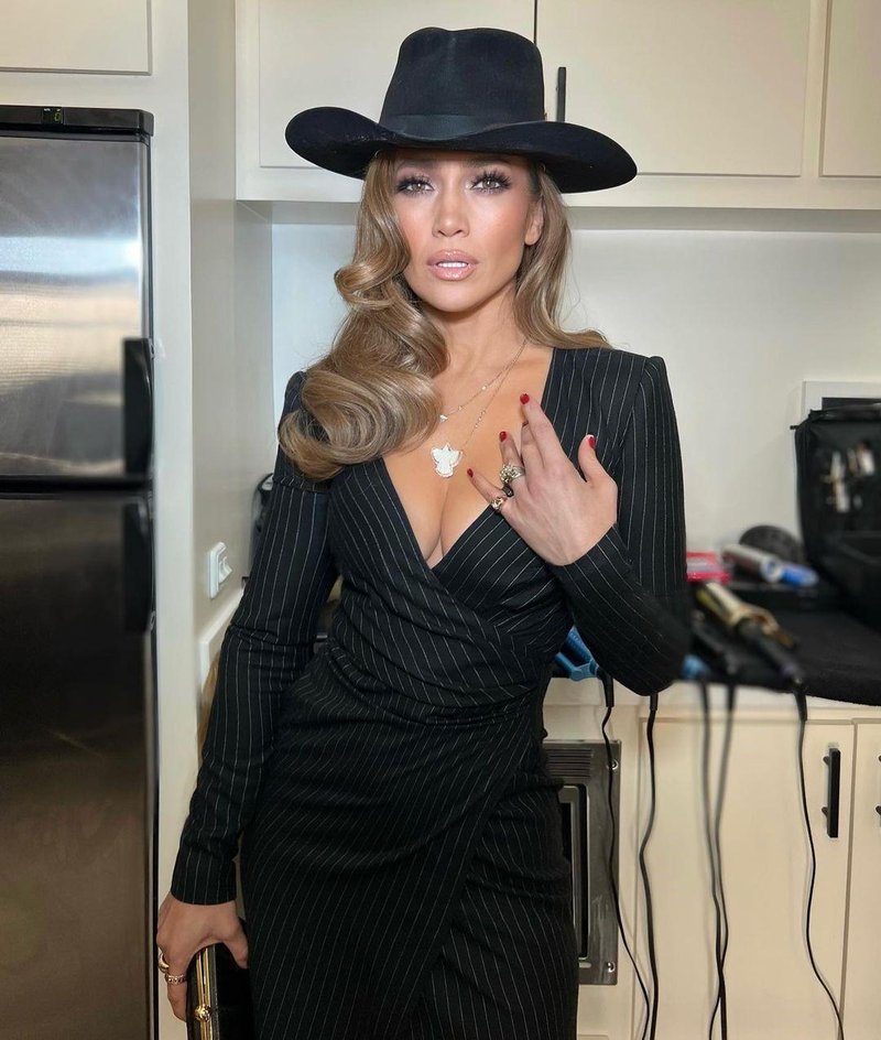 Jennifer Lopez oblekla svilene kratke hlače čez le čipkast črn modrček (foto: Profimedia)