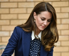 Ta bluza z ovratnikom in očarljivim potiskom je nepogrešljiv kos garderobe Kate Middleton: Kako nositi pike v hladnih mesecih po mnenju valižanske princese