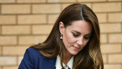 Ta bluza z ovratnikom in očarljivim potiskom je nepogrešljiv kos garderobe Kate Middleton: Kako nositi pike v hladnih mesecih po mnenju valižanske princese