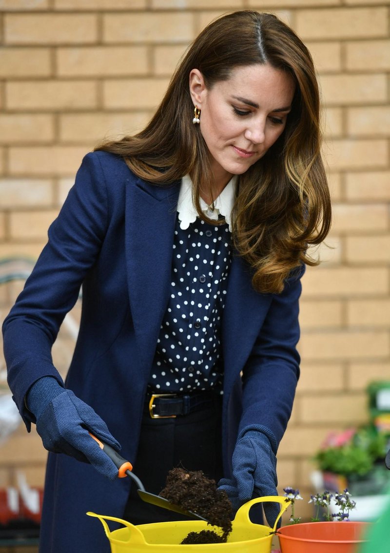 Ta bluza z ovratnikom in očarljivim potiskom je nepogrešljiv kos garderobe Kate Middleton: Kako nositi pike v hladnih mesecih po mnenju valižanske princese (foto: Profimedia)