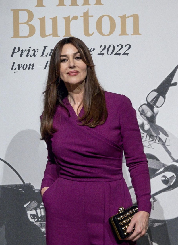 Na dogodku Lumière 2022 v Lyonu je umbrijska igralka nosila bordo hlače z visokim pasom, mehke in lepo krojeno, ki …