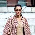 Bella Hadid in modna hiša Miu Miu sta soglasna: To je nepričakovan modni dodatek, ki ga to sezono nosimo v paru
