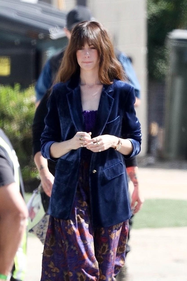 Anne Hathaway so ujeli v stajlingu, ki je v samem vrhu trenutnih modnih trendov in ga sestavljata suknjič iz gladkega …