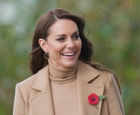 Kate Middleton osupljiva v brezčasnem plašču, ki je vsako jesen prva izbira vsake ženske