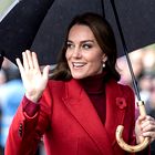 Kate Middleton čudovita v izjemno ženstvenem plašču in plisiranem krilu