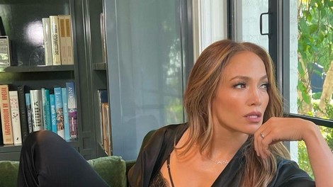 Tesno krilo in globok izrez : Jennifer Lopez zapeljiva kot vedno za praznovanje novega leta