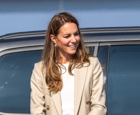 Kaj je v torbici Kate Middleton? Razkriti so štirje predmeti (+1), ki jih princesa vedno nosi s seboj