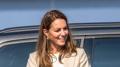 Kaj je v torbici Kate Middleton? Razkriti so štirje predmeti (+1), ki jih princesa vedno nosi s seboj