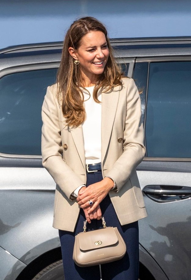 Kaj je v torbici Kate Middleton? Razkriti so štirje predmeti (+1), ki jih princesa vedno nosi s seboj - Foto: Profimedia