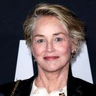 64-letna Sharon Stone se je odločila za nov mladosten videz: To je pričeska, ki briše leta in zagotovo ne bo ostala neopažena