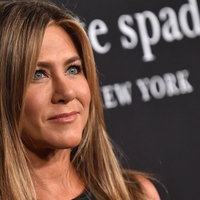Jennifer Aniston in ikonična rdeča obleka, zaradi katere niti Brad Pitt ni mogel odmakniti pogleda od svoje žene