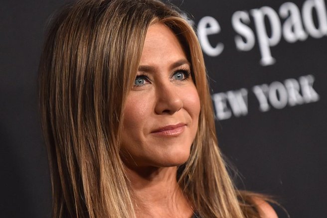Jennifer Aniston in ikonična rdeča obleka, zaradi katere niti Brad Pitt ni mogel odmakniti pogleda od svoje žene