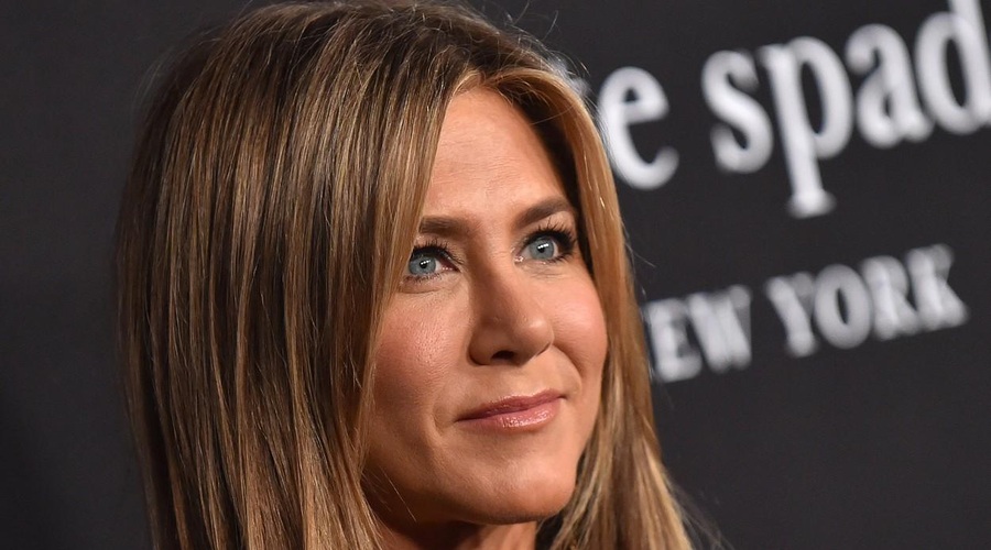 Slavna igralka ponudila navdih za pričesko v tej praznični sezoni: Jennifer Aniston s svojo naravno teksturo las dokazuje, da so sproščeni kodri videti enako dobro tudi pozimi (foto: Profimedia)