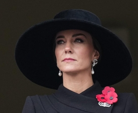 Kate Middleton elegantna v plisiranem krilu s čipko in blazerju v stilu 50. let