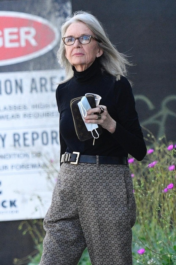 Diane Keaton so opazili v Los Angelesu v ene stajlingu njenega prepoznavnega stila. Igralka se je odločila za minimalističen videz …