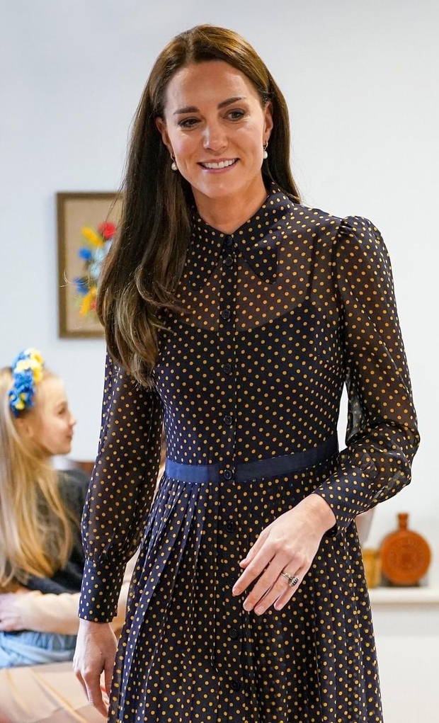 Princesa je za nastop v ukrajinskem begunskem centru v angleškem mestu Reading ta četrtek izbrala pikčasto midi obleko. Kraljeva družina …