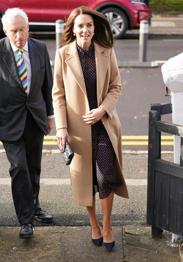 Eleganca na prvem mestu: Kate Middleton obožuje model čevljev, ki podaljša postavo in izpopolni vsak videz