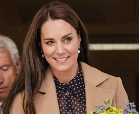 Kate Middleton čudovita v obleki z njenim najljubšim vzorcem in kameljem plašču