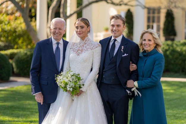 "Kako lepa obleka": Poročna obleka vnukinje ameriškega predsednika, o kateri govori ves svet