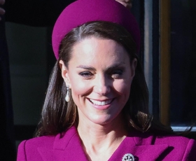 Valižanska princesa Kate Middleton otvorila praznično sezono v elegantni bordo obleki