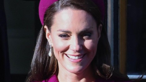 Valižanska princesa Kate Middleton otvorila praznično sezono v elegantni bordo obleki