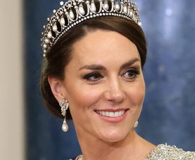 Spektakularna bela obleka Kate Middleton:  S svojim videzom na državni večerji se je poklonila tako princesi Diani kot kraljici Elizabeti II.