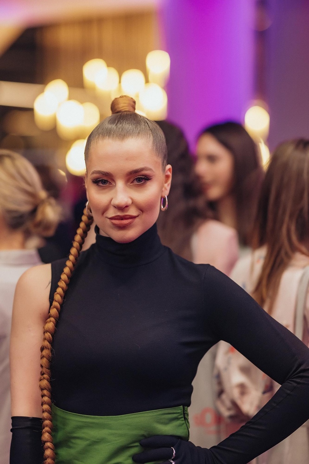 Ko se Lara Croft sreča z Motovilko: Amaya - Maja Keuc na podelitvi nagrad Elle Style Awards s svojo pričesko in dizajnerskim stajlingom pritegnila vso pozornost (foto: Marko Delbello Ocepek)