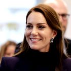 Ujemajoči se obleki valižanske princese in princa ob prihodu v ZDA poslali pomembno sporočilo: Kate Middleton zablestela v temno vijoličnem kostimu