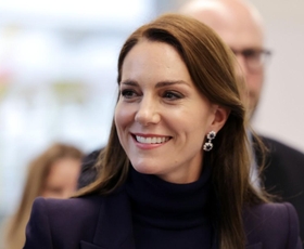Ujemajoči se obleki valižanske princese in princa ob prihodu v ZDA poslali pomembno sporočilo: Kate Middleton zablestela v temno vijoličnem kostimu