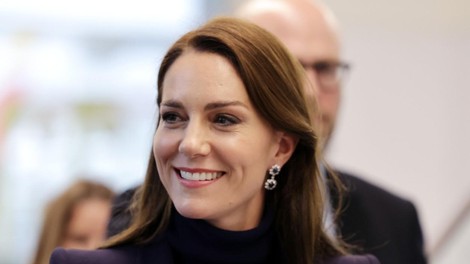 Ujemajoči se obleki valižanske princese in princa ob prihodu v ZDA poslali pomembno sporočilo: Kate Middleton zablestela v temno vijoličnem kostimu