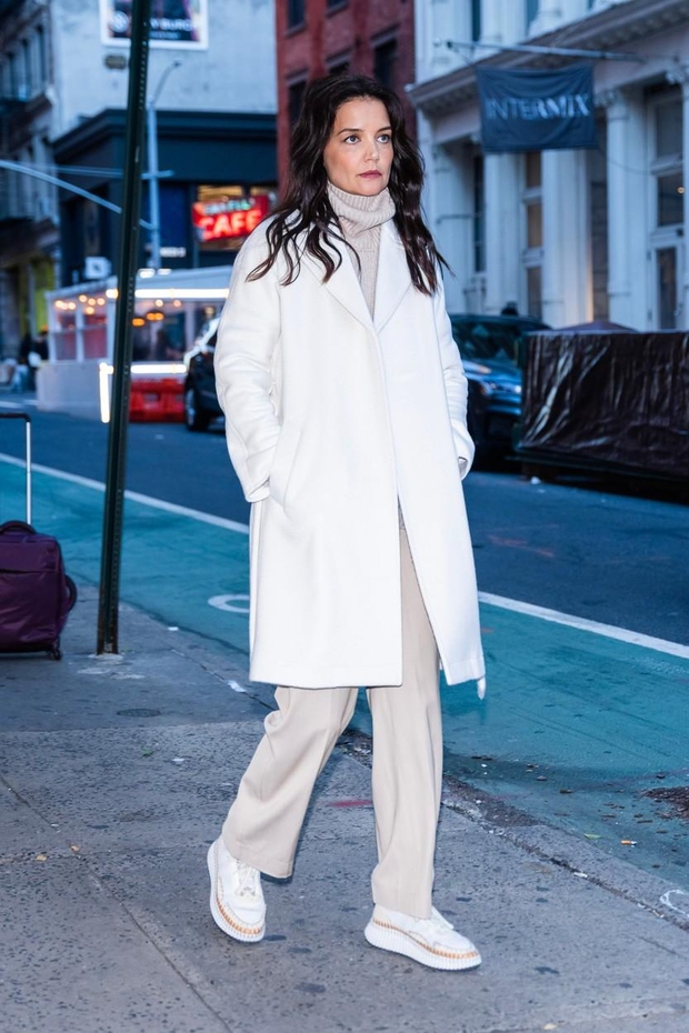 Katie Holmes se je med nakupovanjem v butiku Falconeri v okrožju Soho odločila za izvrstno priložnostno eleganten videz. Obleka, ki …