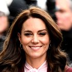 Kate Middleton čudovita v popolnem božičnem videzu in plašču s karo vzorcem