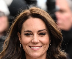Kate Middleton čudovita v popolnem božičnem videzu in plašču s karo vzorcem