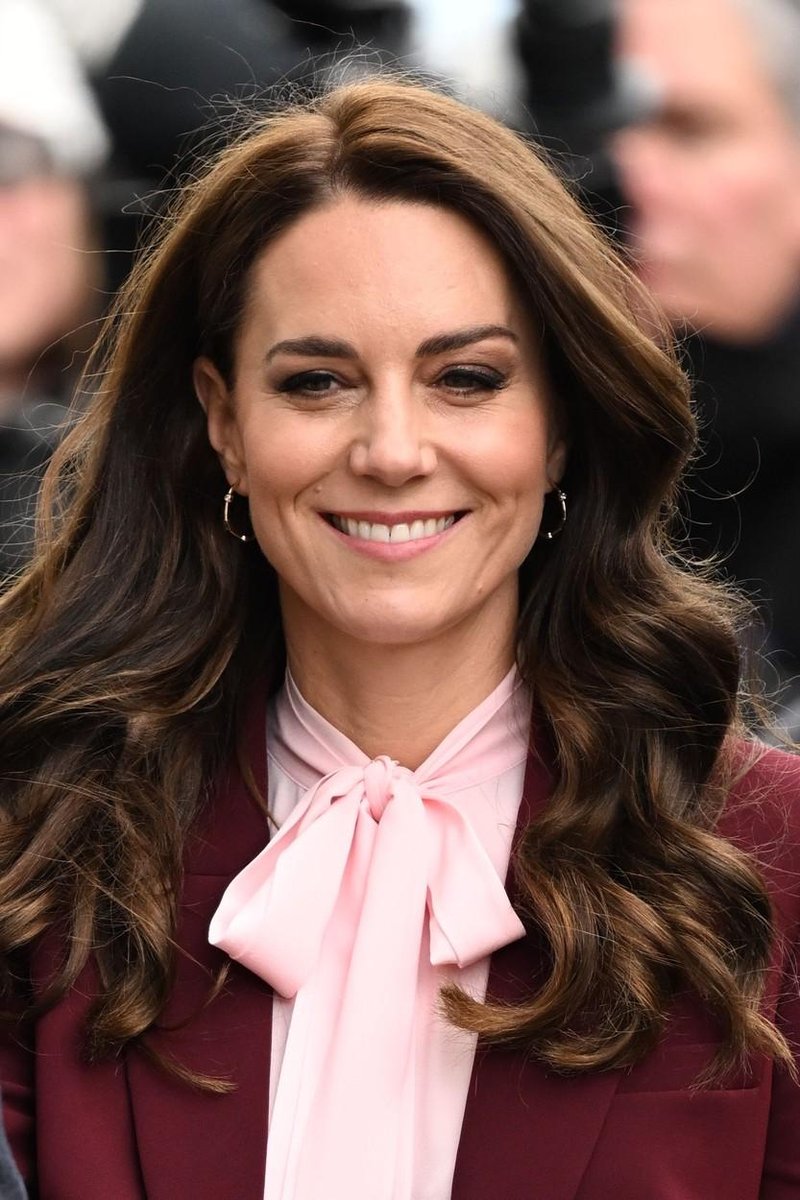 Kate Middleton čudovita v popolnem božičnem videzu in plašču s karo vzorcem (foto: Profimedia)