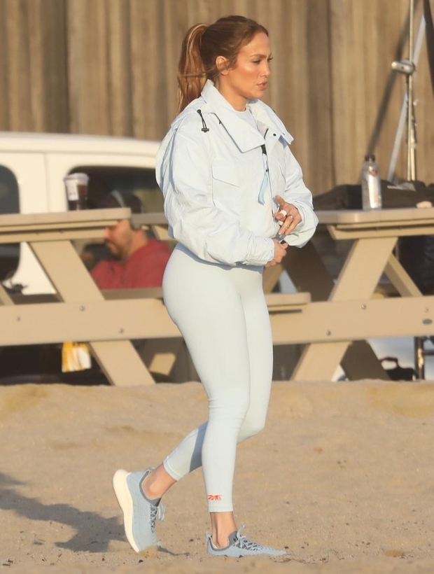 Svoj stajling za snemanje na plaži v Malibuju je zvezdnica dopolnila s športno jakno s kapuco, katere udobnejši kroj je …