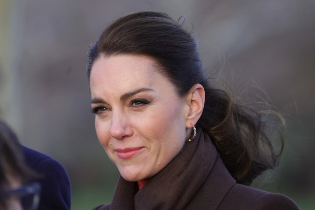 Kate Middleton je med potovanjem v vzhodni Boston že tretjič zapored ubrala jesenske barve. Oblekla se je v dolg plašč …