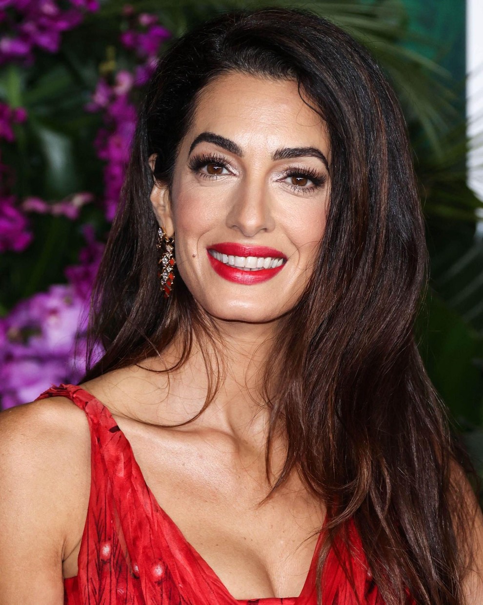 Amal Clooney je na nedavnem nastopu na mednarodnem festivalu 4Gamechangers na Dunaju nosila še en prefinjen pajac. Njen stajling si …